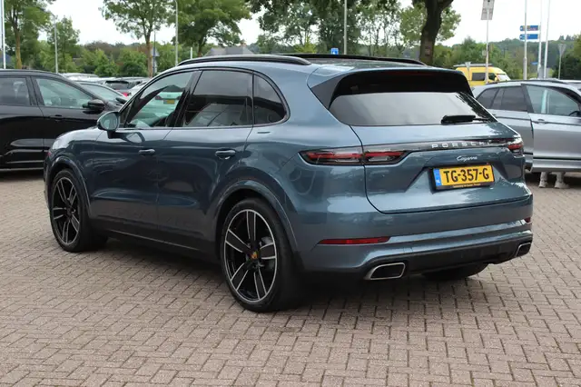 Porsche Cayenne view 3