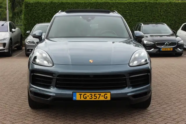 Porsche Cayenne view 8
