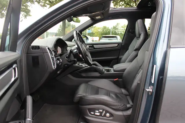 Porsche Cayenne view 10