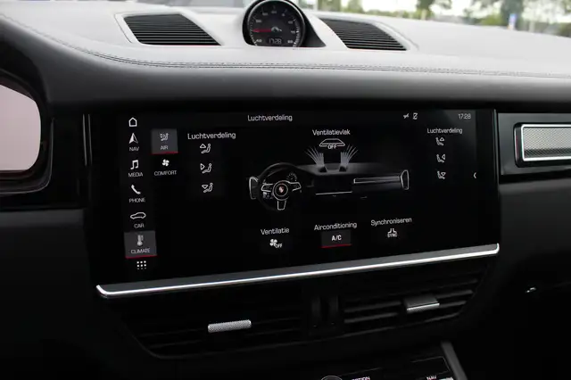 Porsche Cayenne view 25