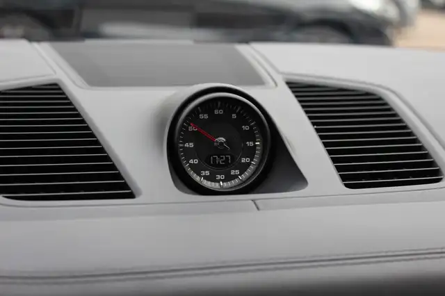 Porsche Cayenne view 30