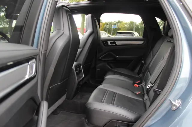 Porsche Cayenne view 11
