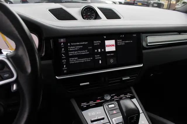 Porsche Cayenne view 19