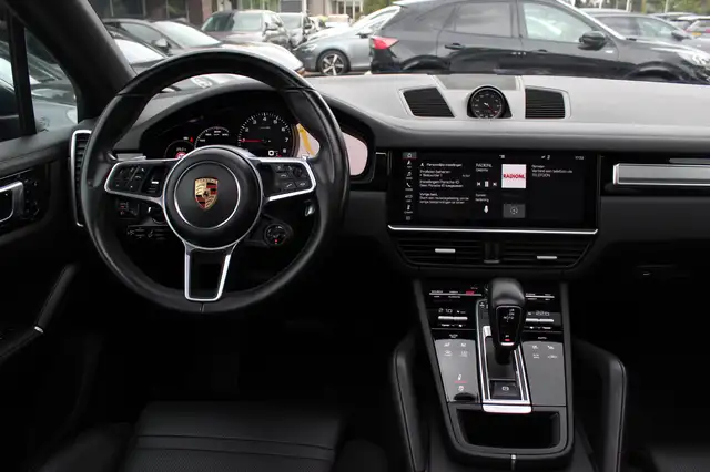 Porsche Cayenne view 9