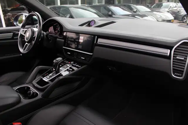 Porsche Cayenne view 13