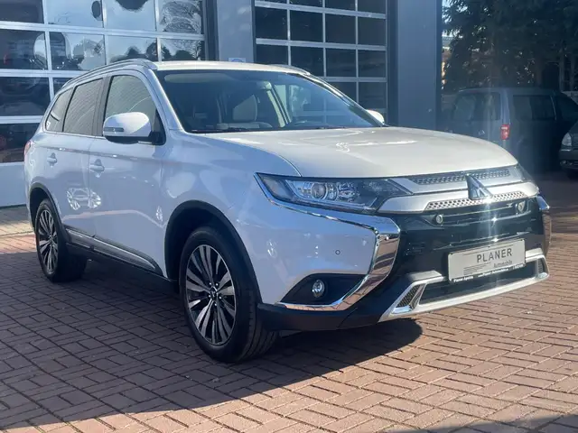 Mitsubishi Outlander Diamant Edition 1.Hand HU Service neu