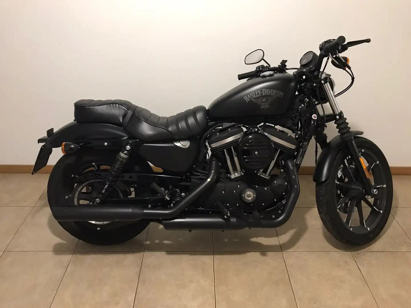 Harley-Davidson Iron 883 XL 883N Чорний - 1