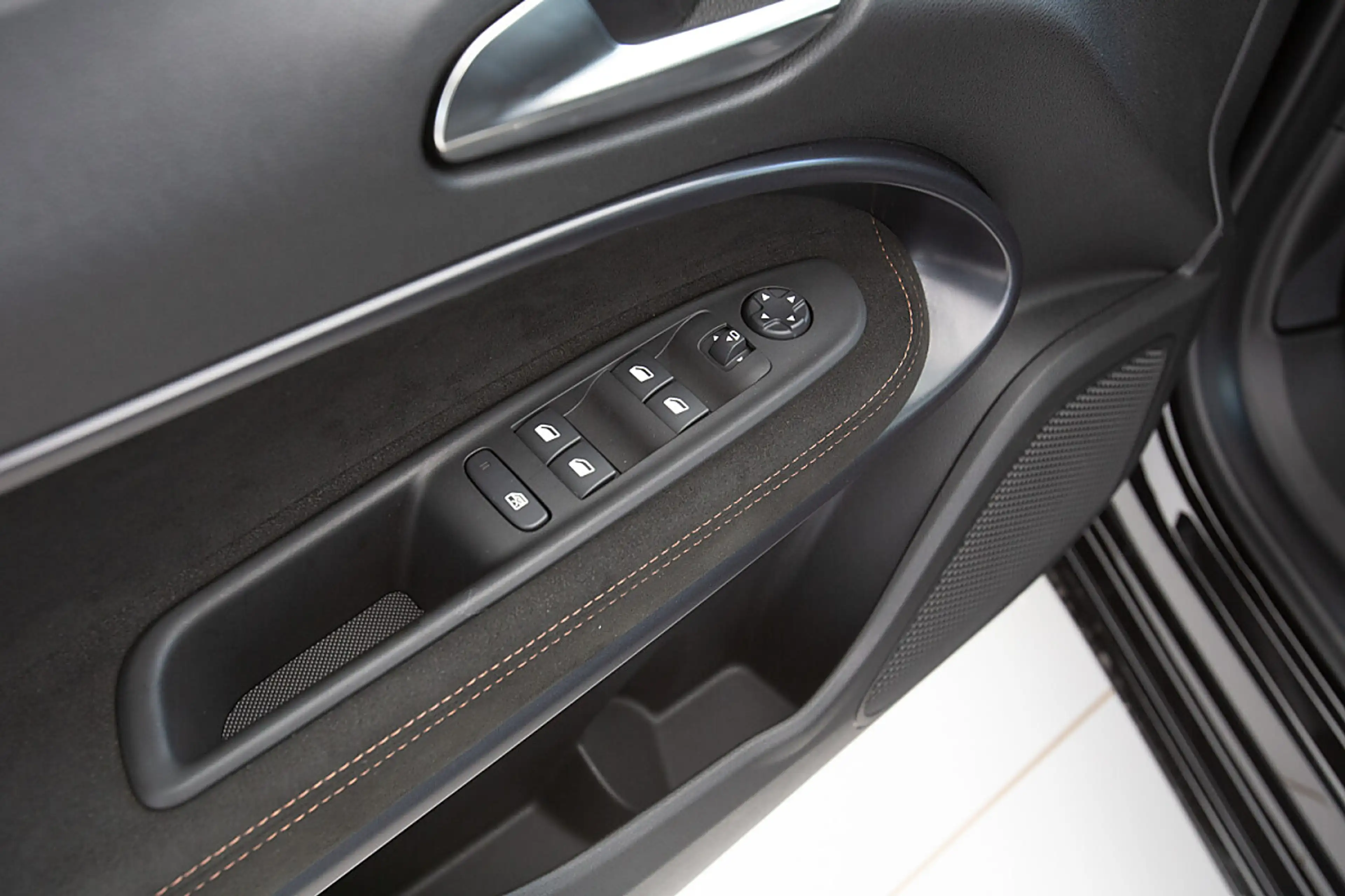 Alfa Romeo Junior Ibrida Intensa 1.2 MHEV e-DCT6 — photo 10
