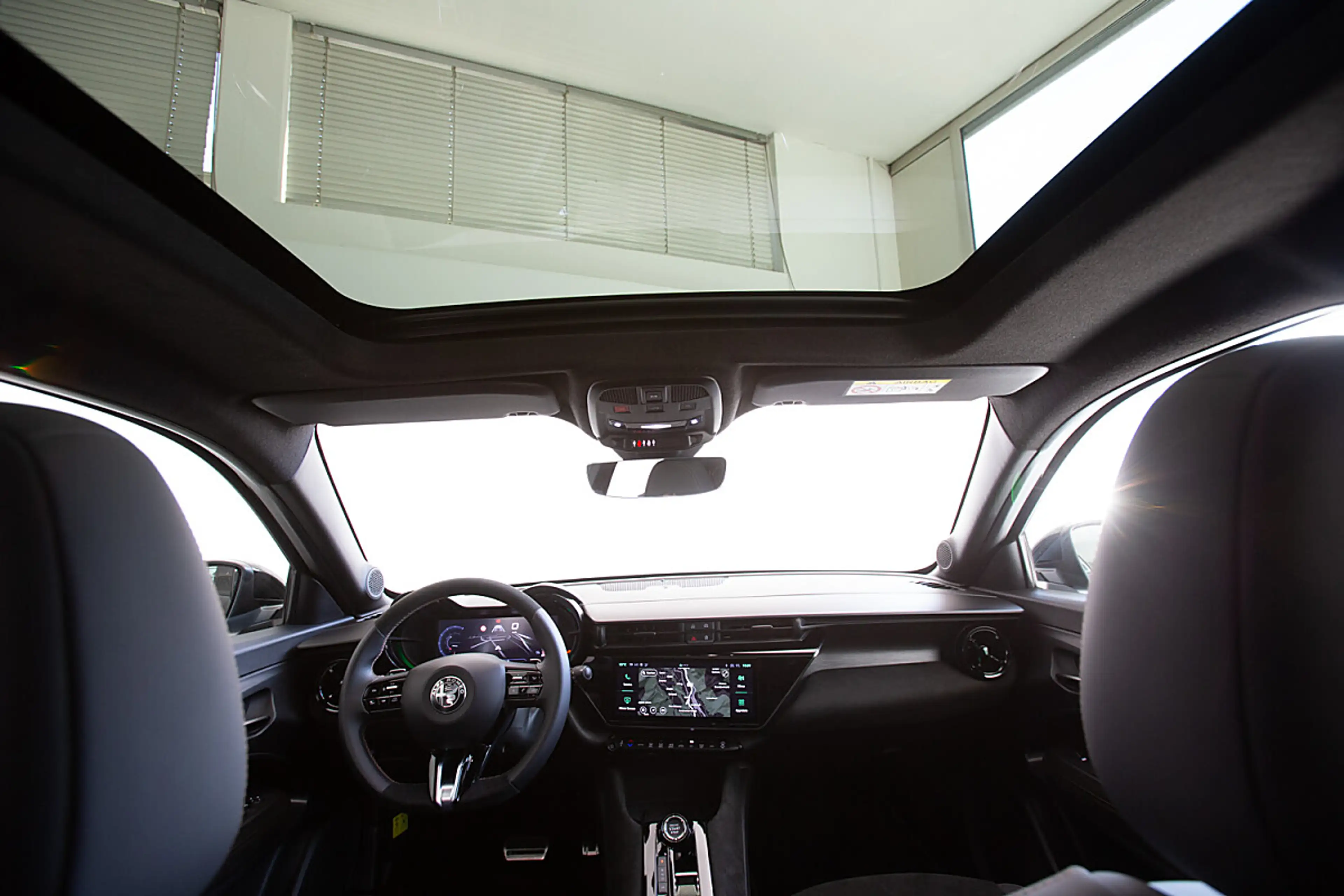 Alfa Romeo Junior Ibrida Intensa 1.2 MHEV e-DCT6 — photo 12