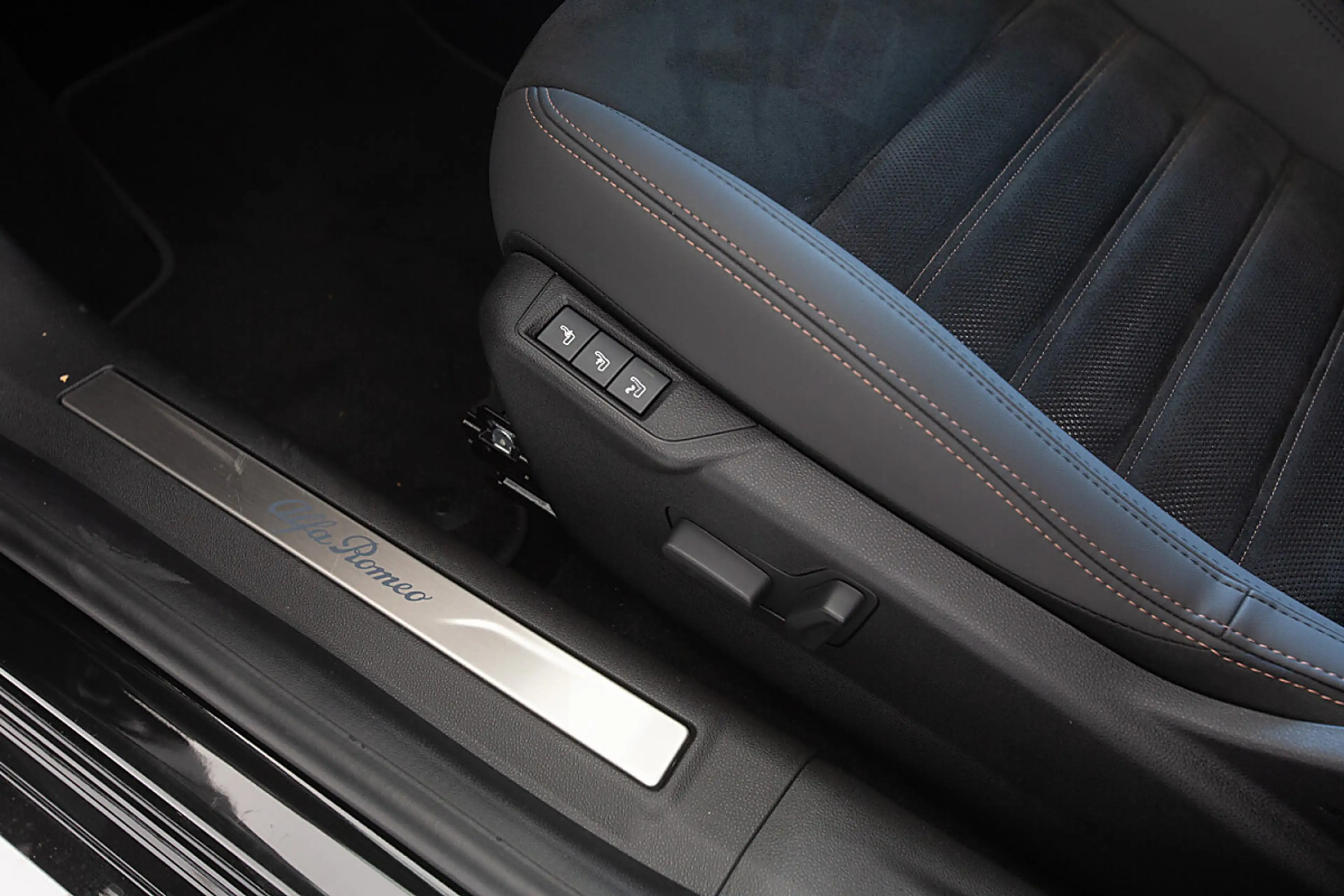 Alfa Romeo Junior Ibrida Intensa 1.2 MHEV e-DCT6 — photo 13