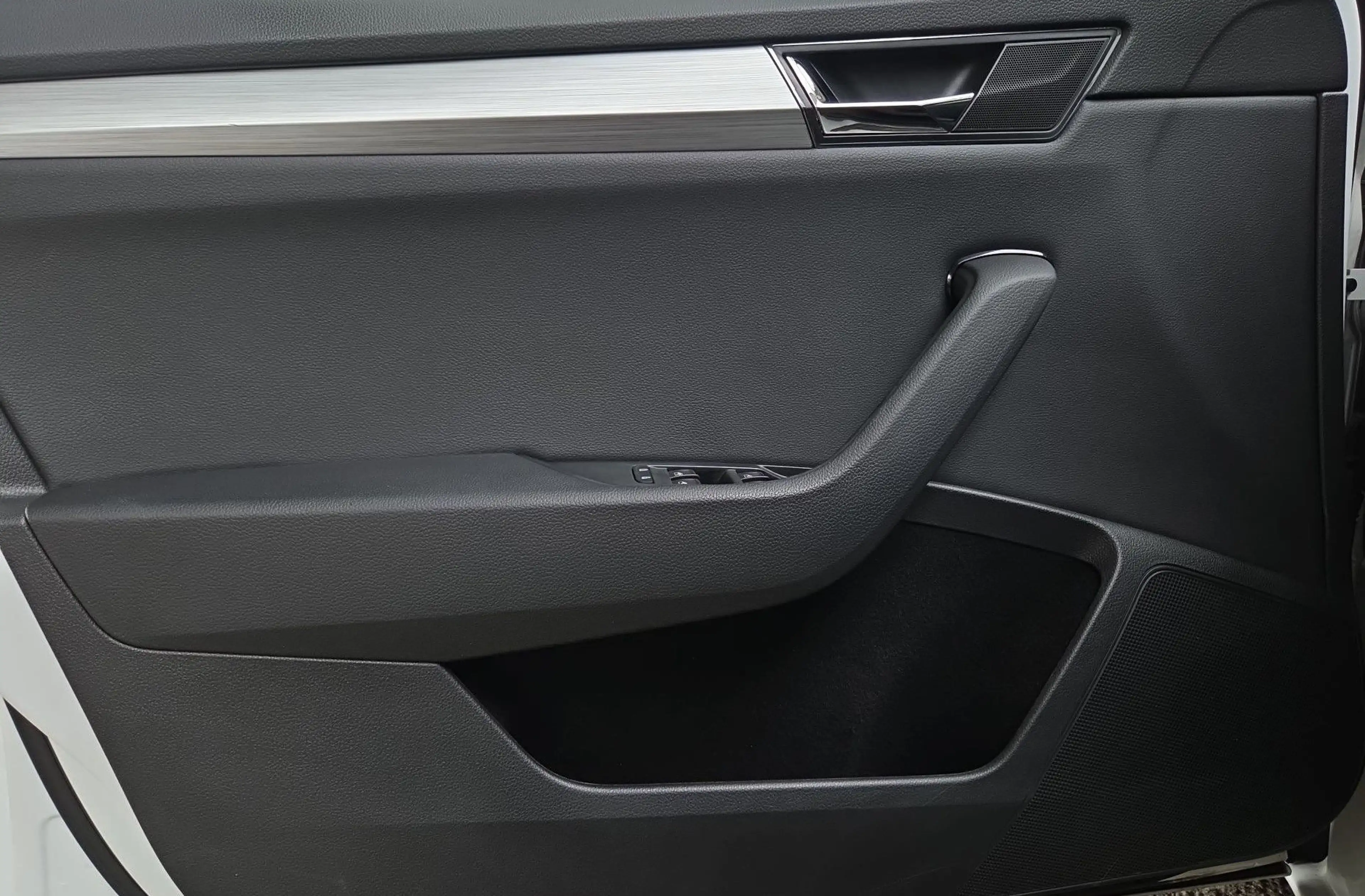 Skoda Superb Kombi 2,0 TDI Ambition DSG/LED/Navi/Kamera/AHK/1. — photo 15