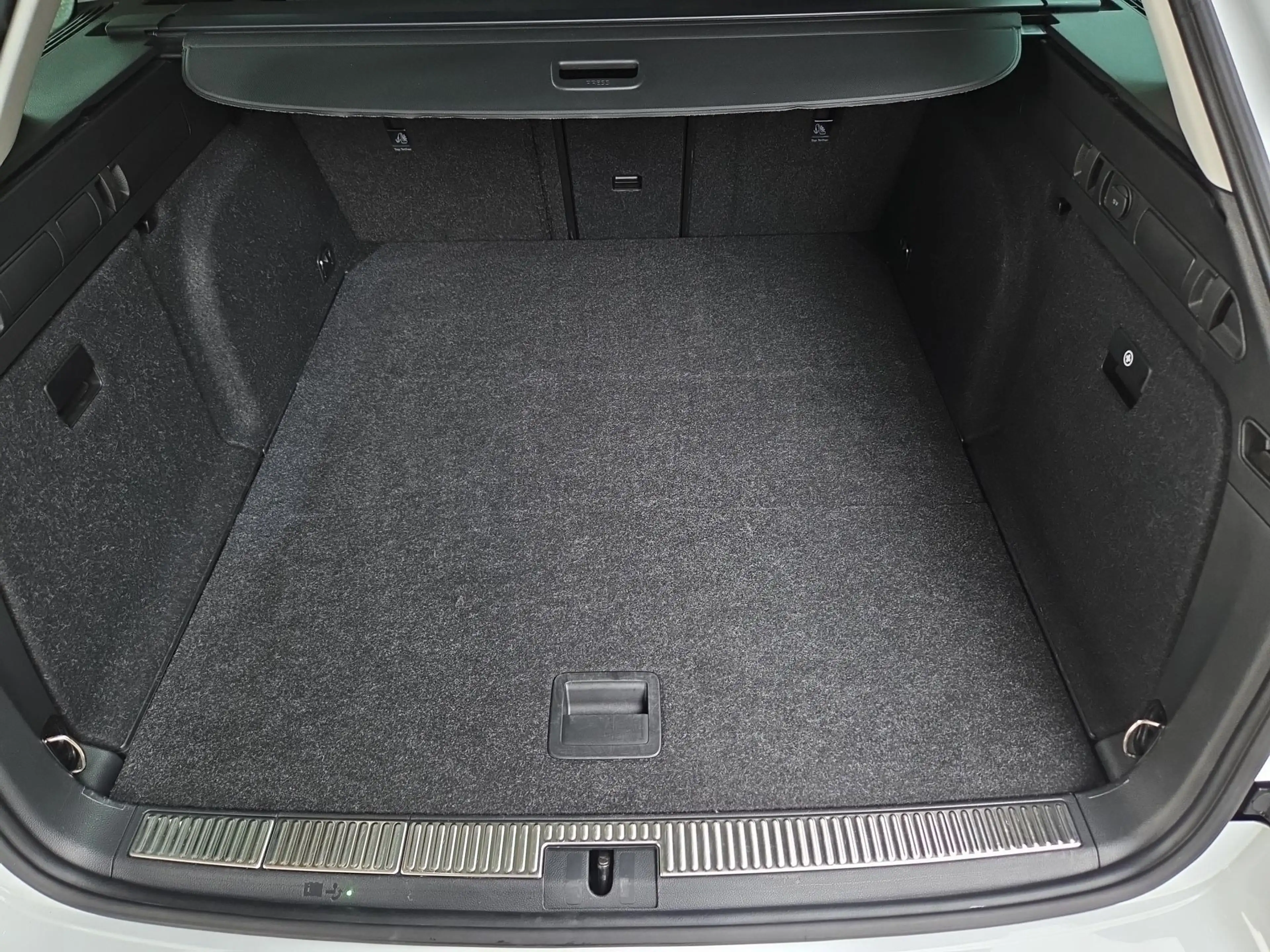 Skoda Superb Kombi 2,0 TDI Ambition DSG/LED/Navi/Kamera/AHK/1. — photo 11