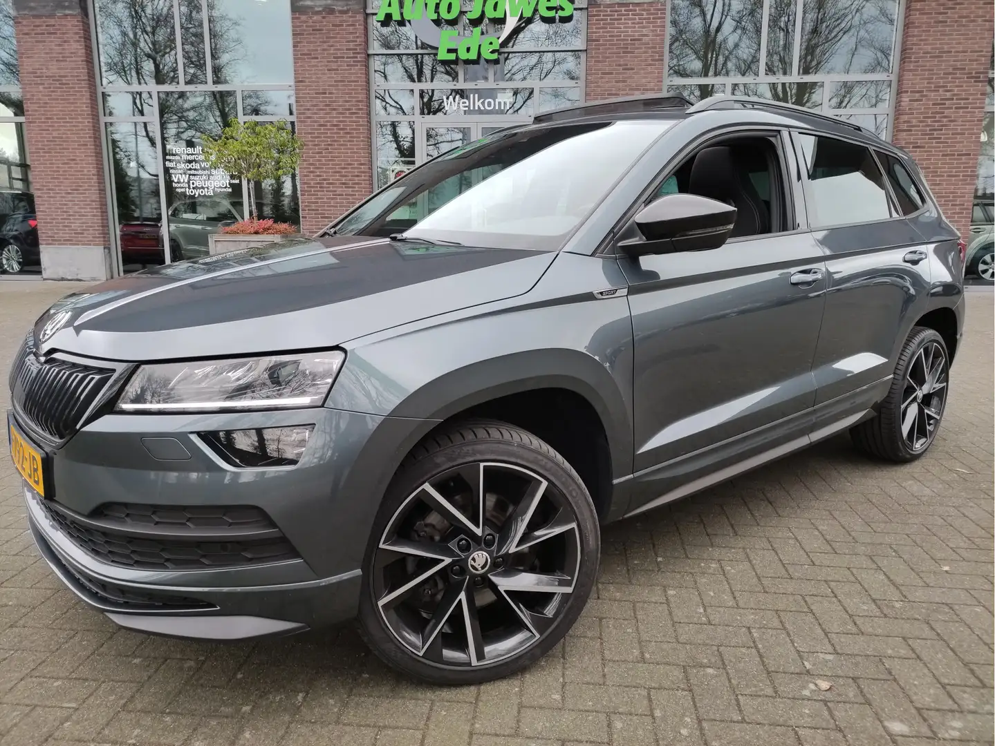 Skoda Karoq 1.5 TSI DSG ACT Sportline Business Panoramadak - 1 Gris - 2