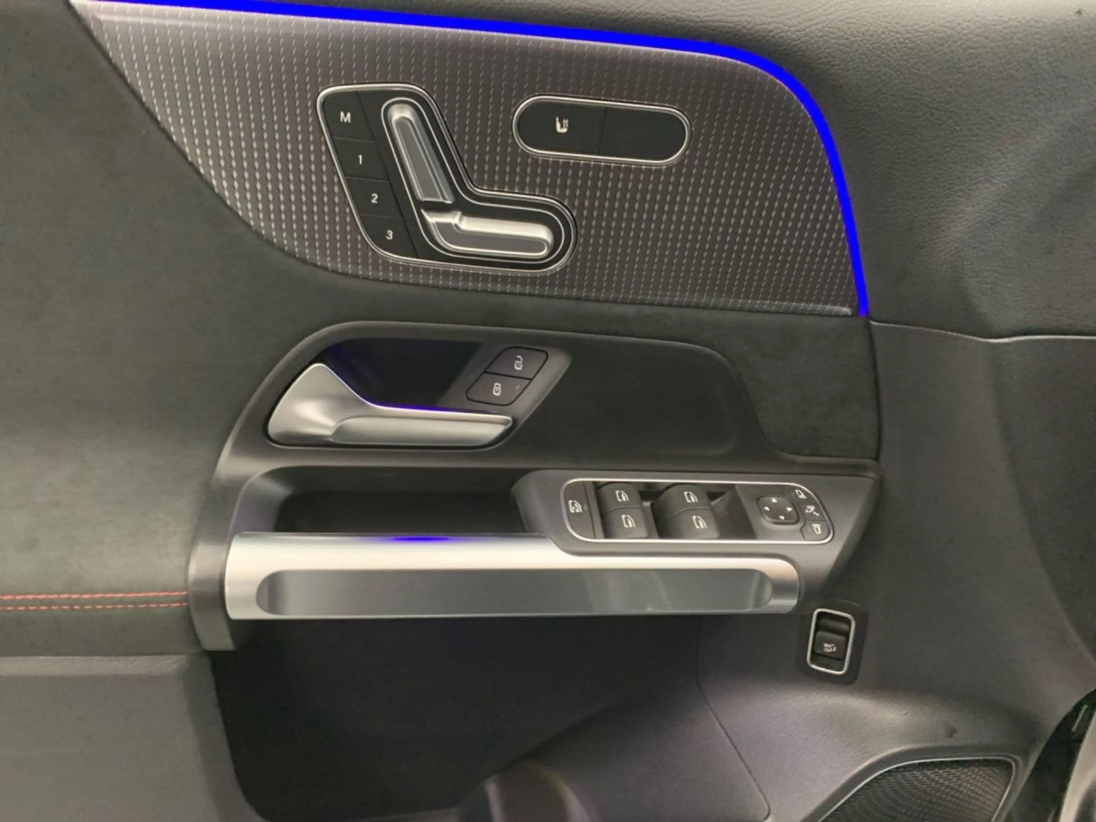 Mercedes-Benz EQB 350 4Matic — photo 15