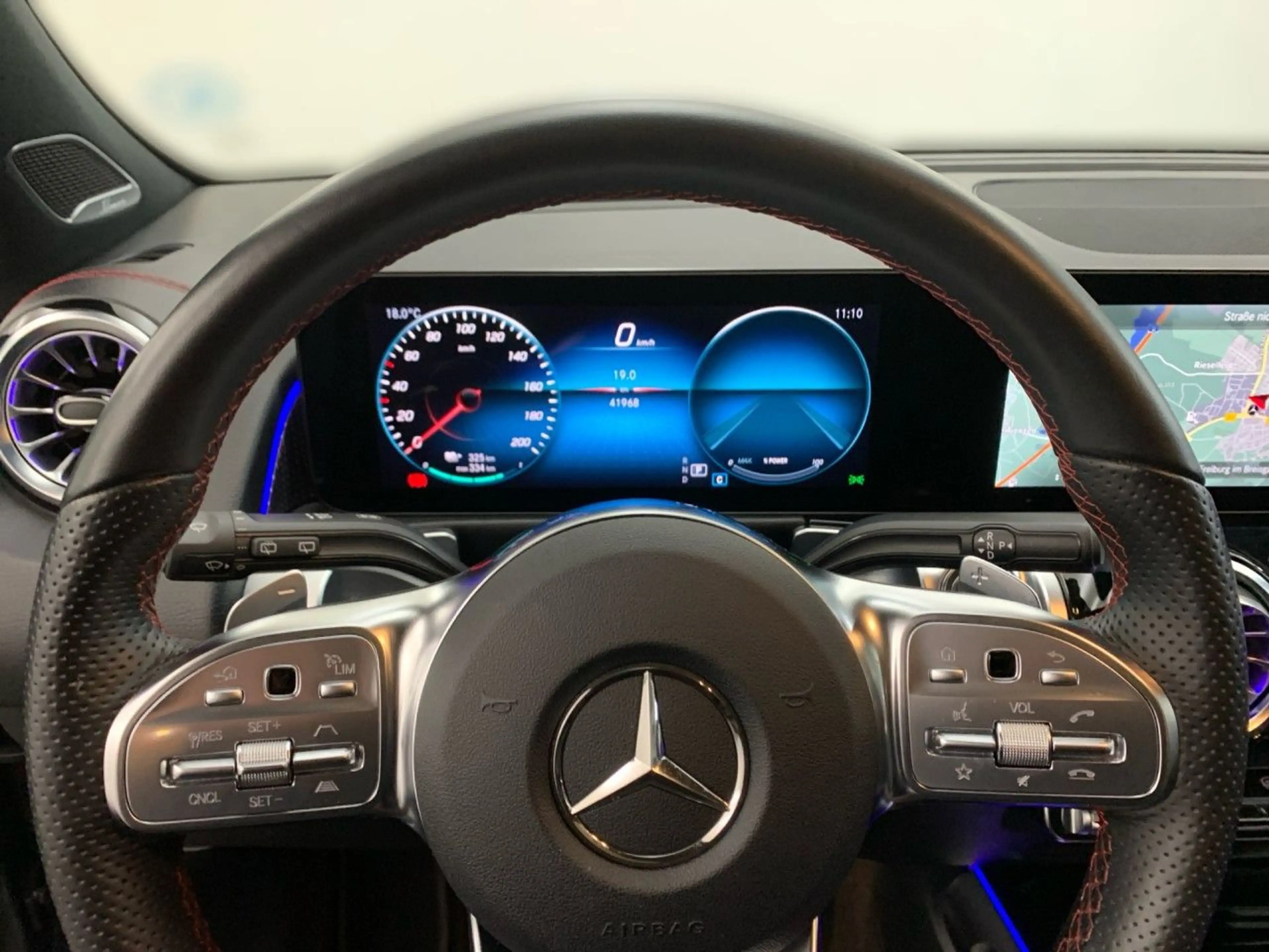 Mercedes-Benz EQB 350 4Matic — photo 10