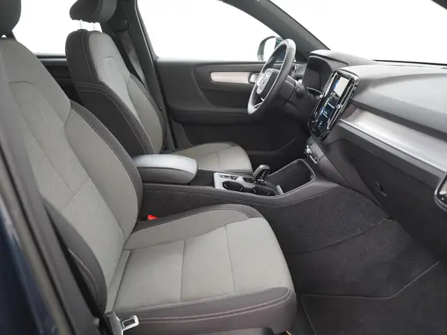 Volvo XC40 view 8