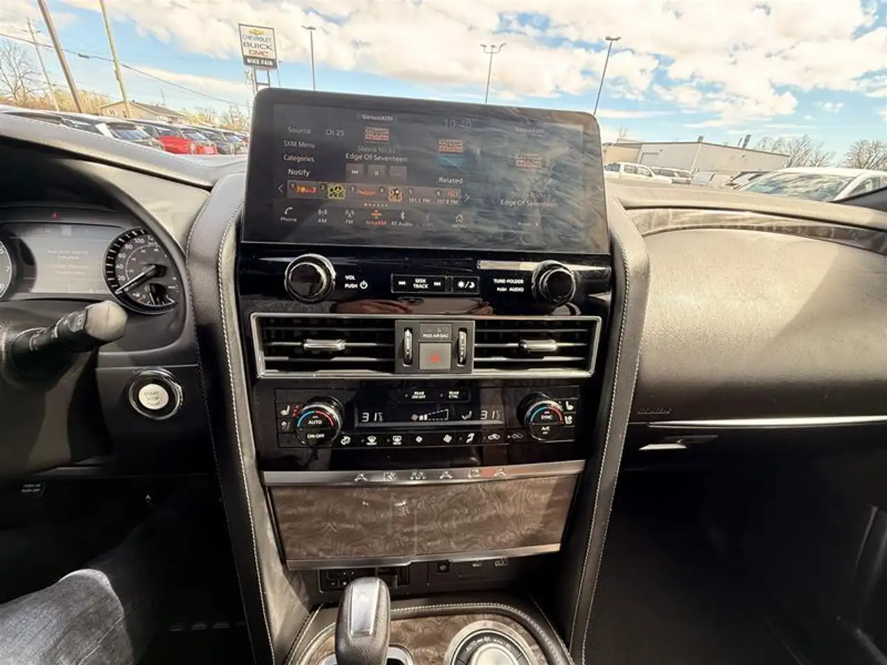 Nissan Armada снимка Nissan Armada