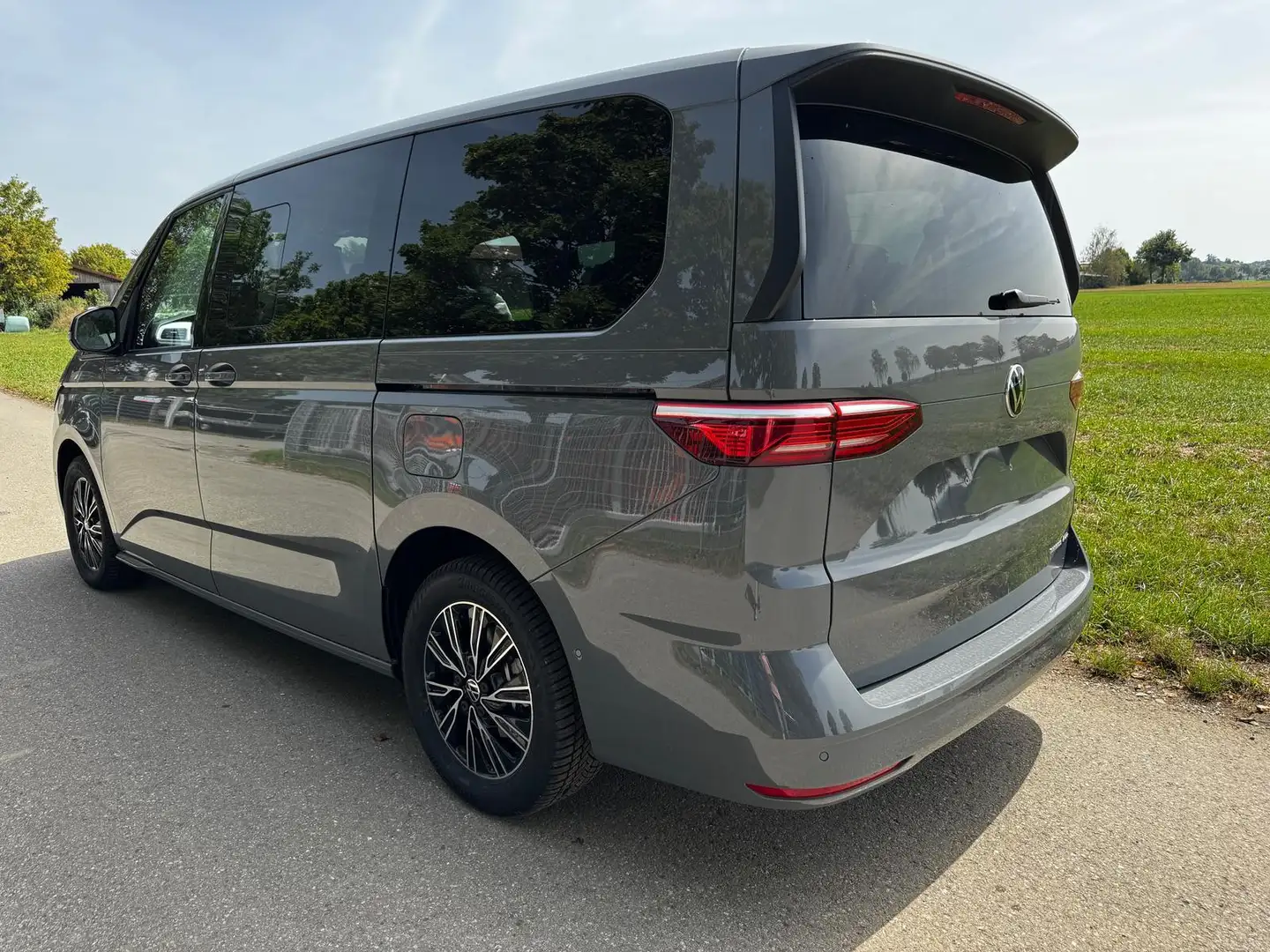 Volkswagen T7 Multivan 1,5eHybrid DSG 4Motion Premium LÜ 5 Sitzer 180 ... Grau - 2