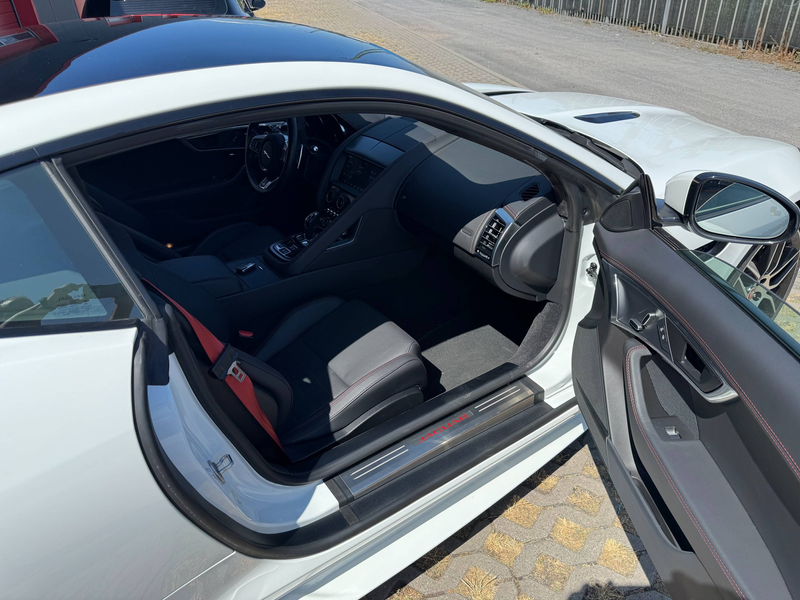 Jaguar F-Type P300 - Limited - R-Dynamic - Chequered Flag Coupe — photo 11