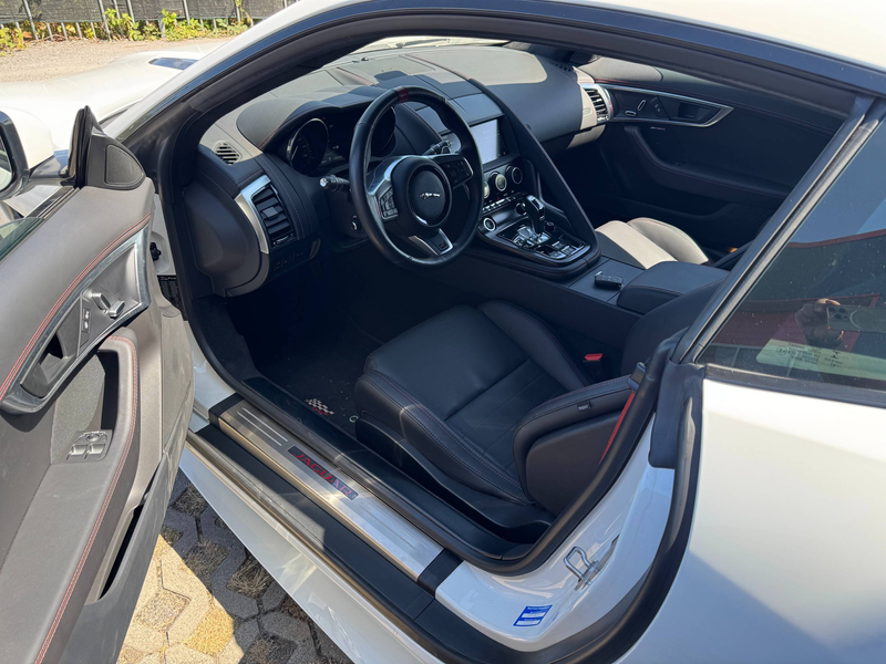 Jaguar F-Type P300 - Limited - R-Dynamic - Chequered Flag Coupe — photo 12