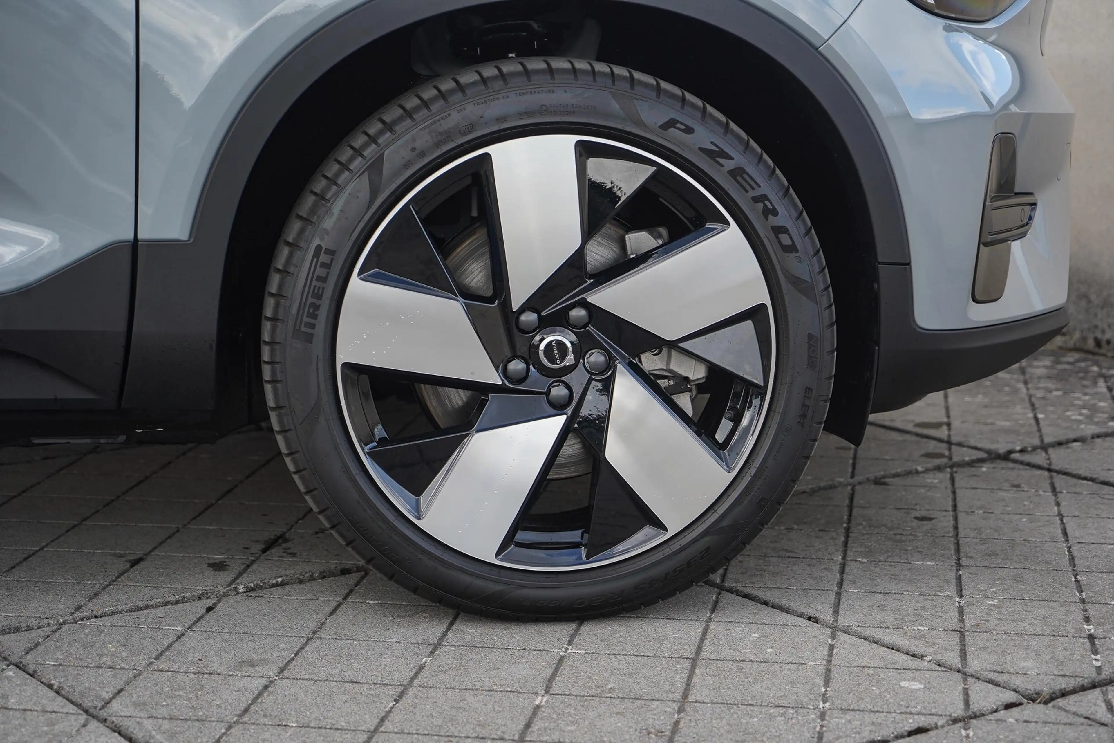 Volvo EX40 Single Motor Extended Range Plus 82 kWh Panoramada — photo 7
