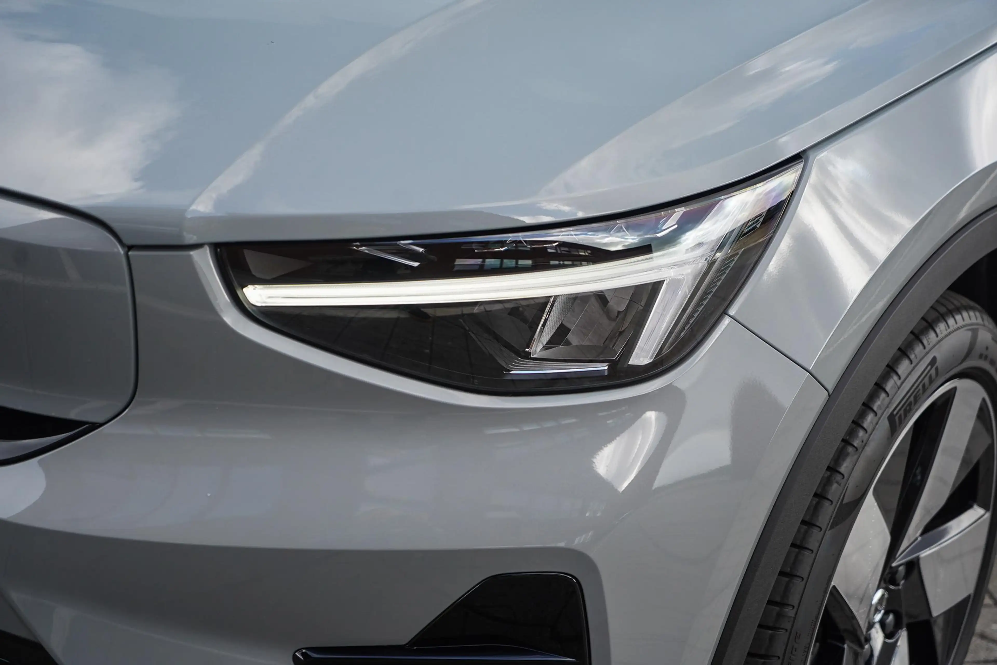 Volvo EX40 Single Motor Extended Range Plus 82 kWh Panoramada — photo 4