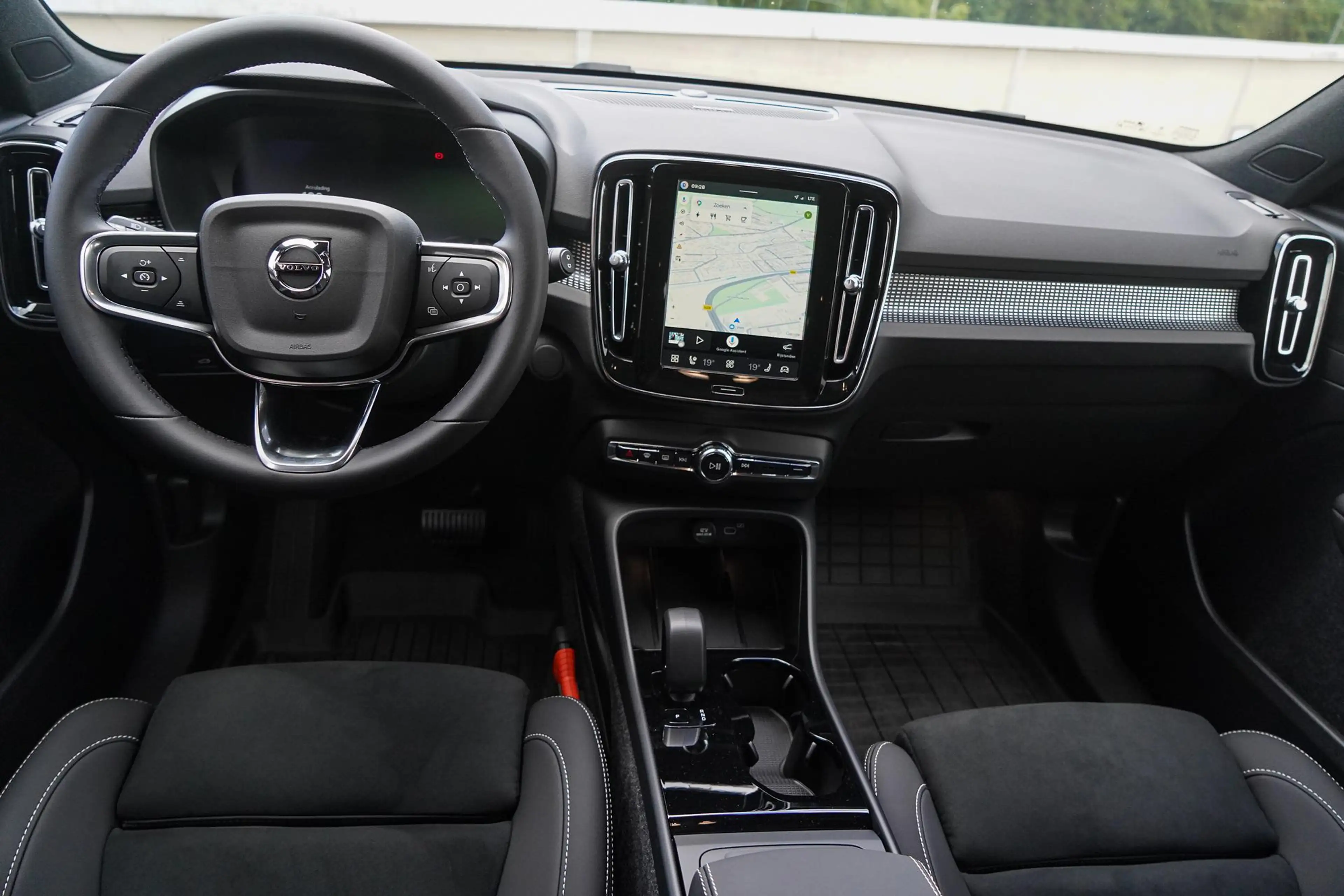 Volvo EX40 Single Motor Extended Range Plus 82 kWh Panoramada — photo 13