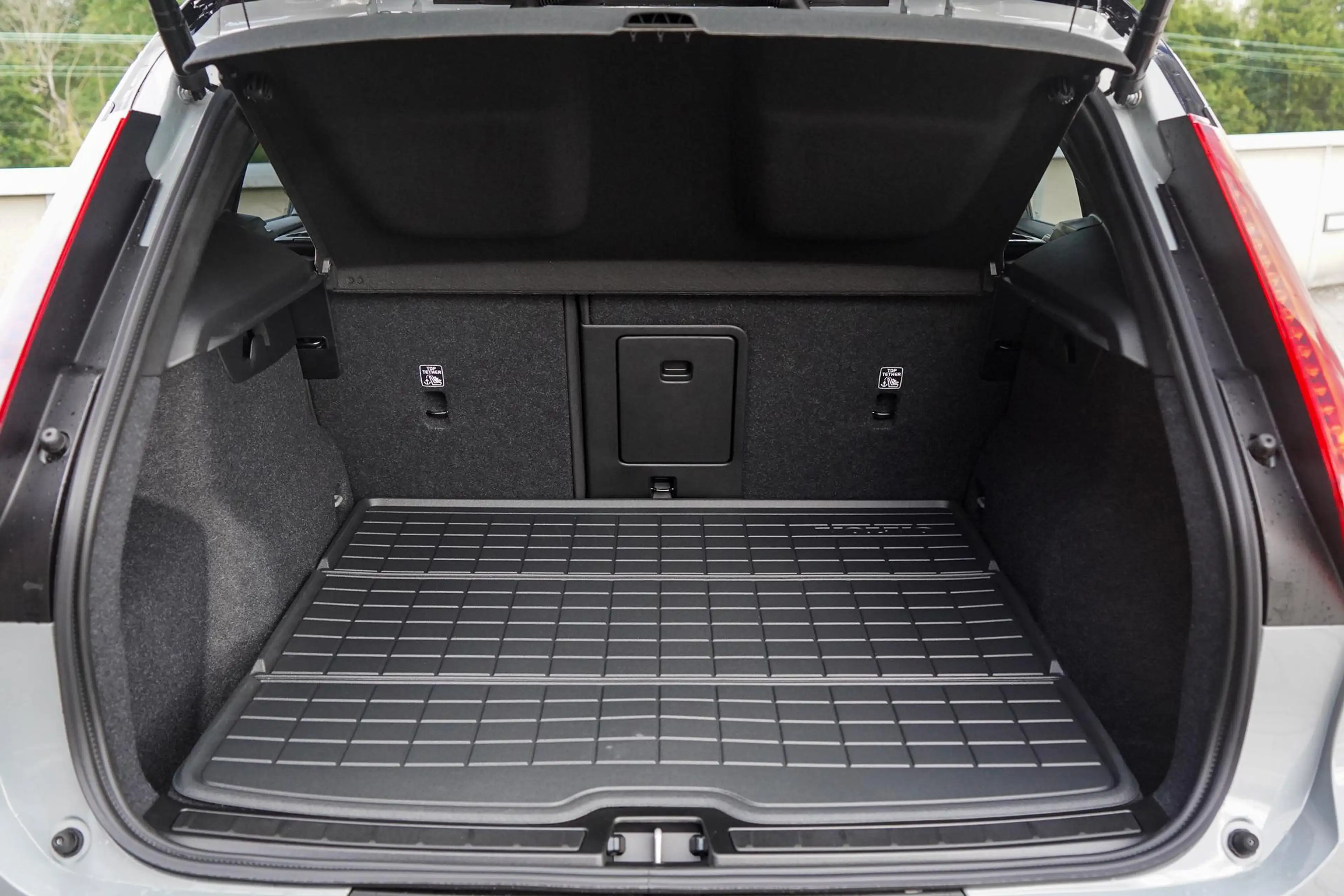 Volvo EX40 Single Motor Extended Range Plus 82 kWh Panoramada — photo 10