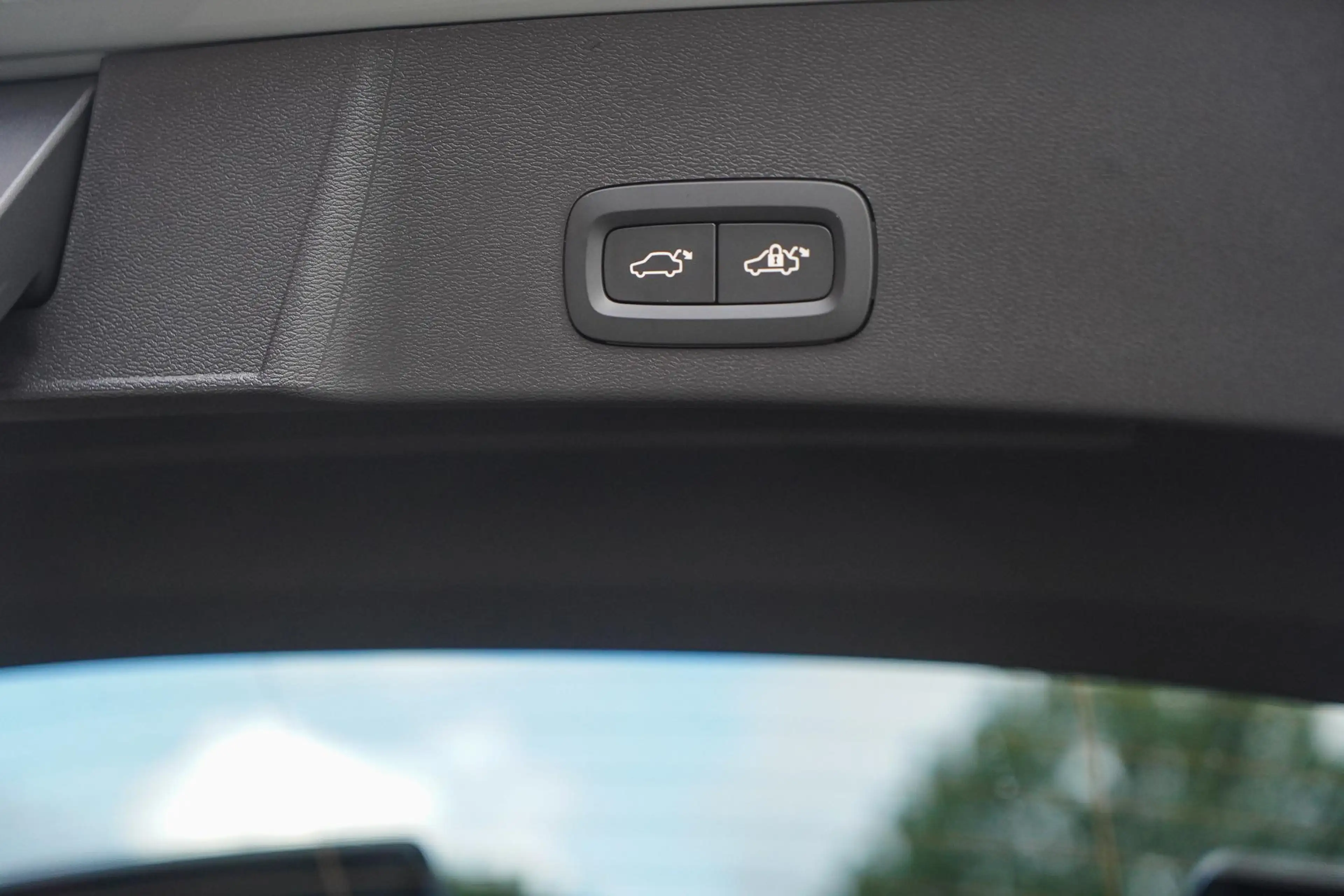 Volvo EX40 Single Motor Extended Range Plus 82 kWh Panoramada — photo 11