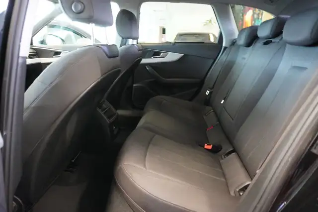 Audi A4 view 9