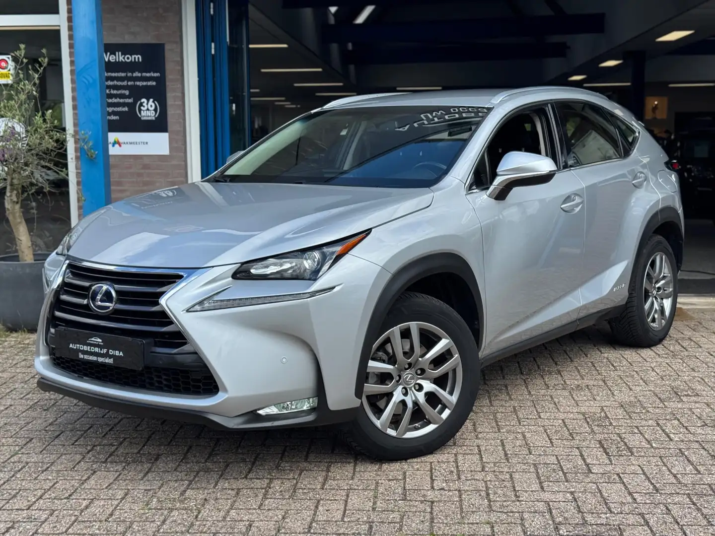 Lexus NX 300h Sport Edition 2017 AUT NAVI CAMERA LM NAP! Grijs - 2