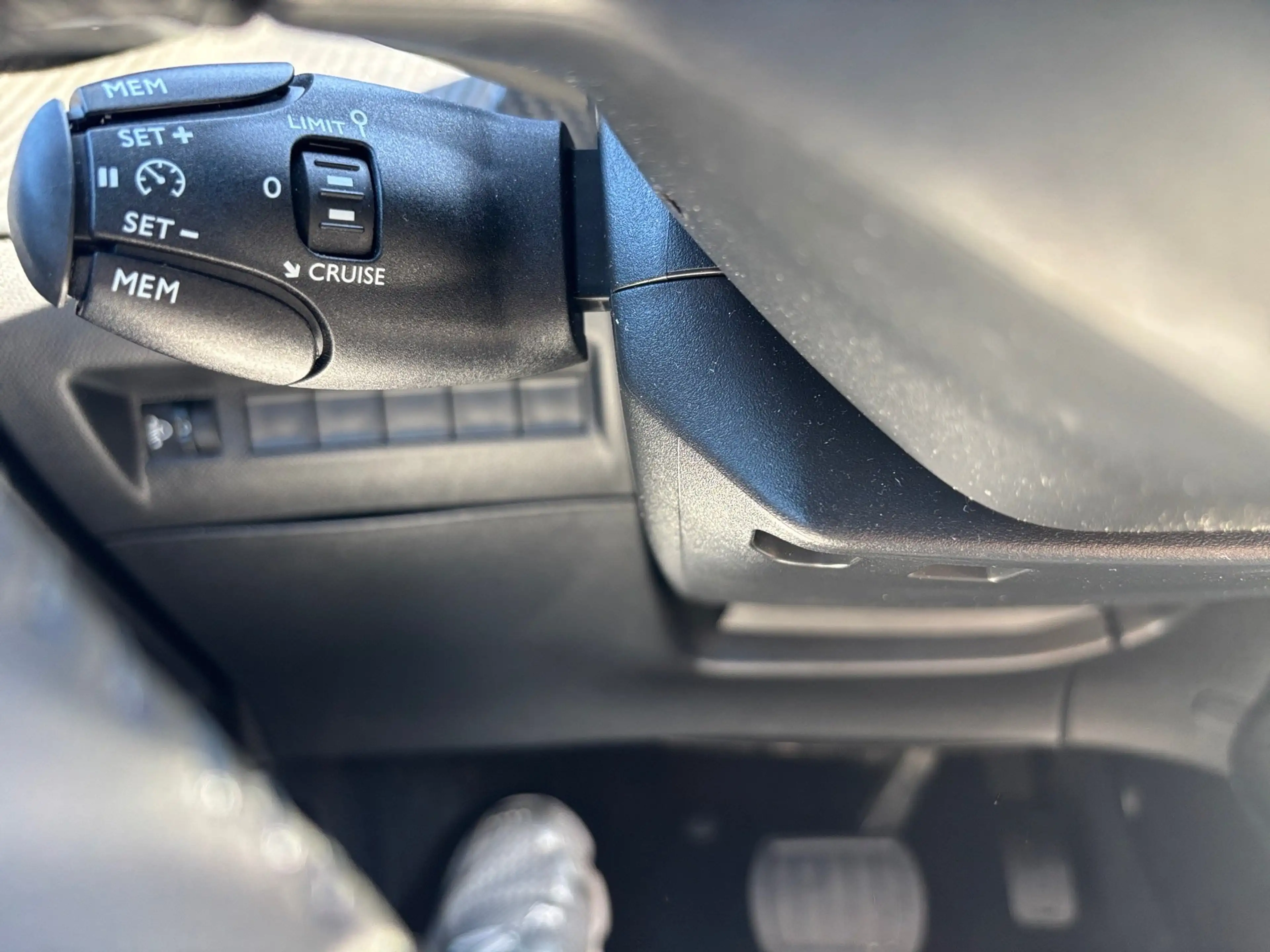 Peugeot 2008 1.2 PureTech 130 Allure LED PDC Navi Kamera — photo 7