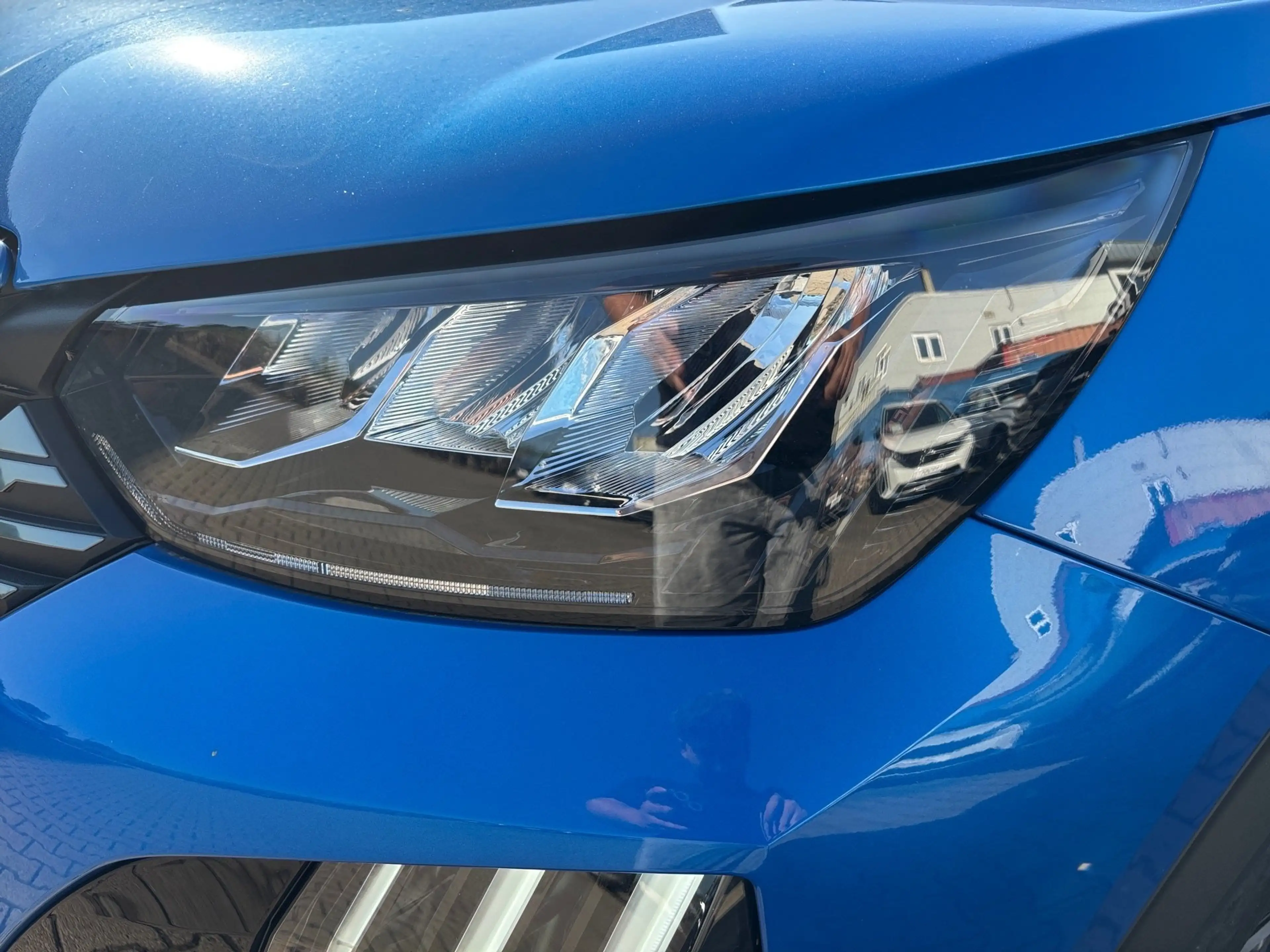 Peugeot 2008 1.2 PureTech 130 Allure LED PDC Navi Kamera — photo 3
