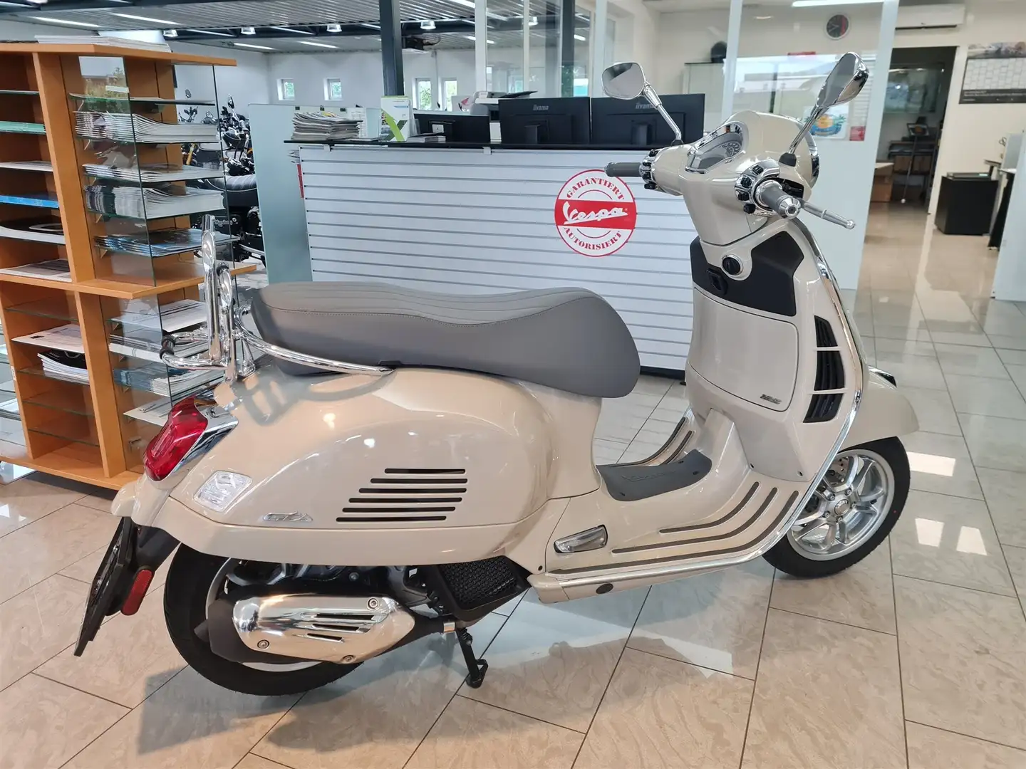 Vespa GTS 125 Beige - 2