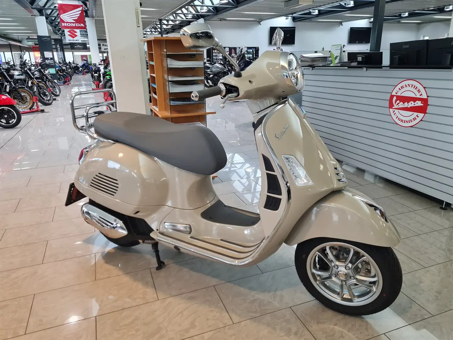 Vespa GTS 125 Beige - 1