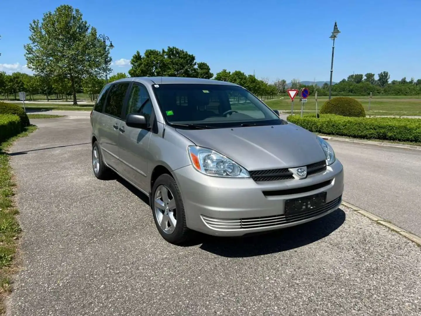 Toyota Sienna Grau - 2