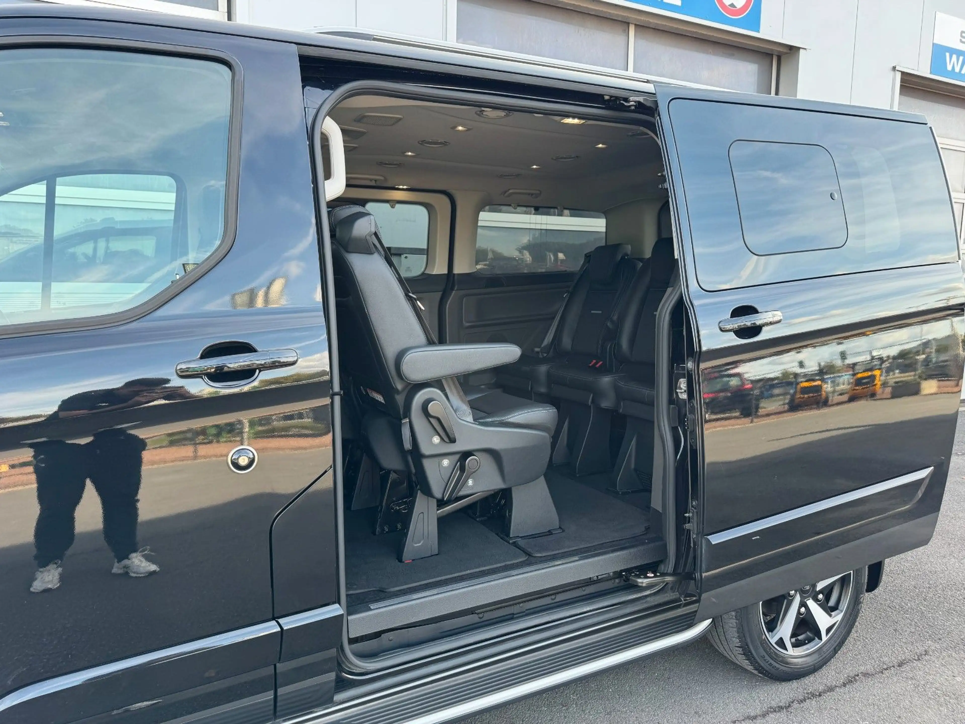 Ford Tourneo Custom 320 L1 Active*Aut.*AHK*ACC* — photo 32