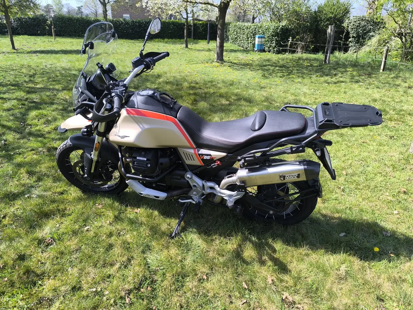 Moto Guzzi V 85 TT Travel Auriu - 2
