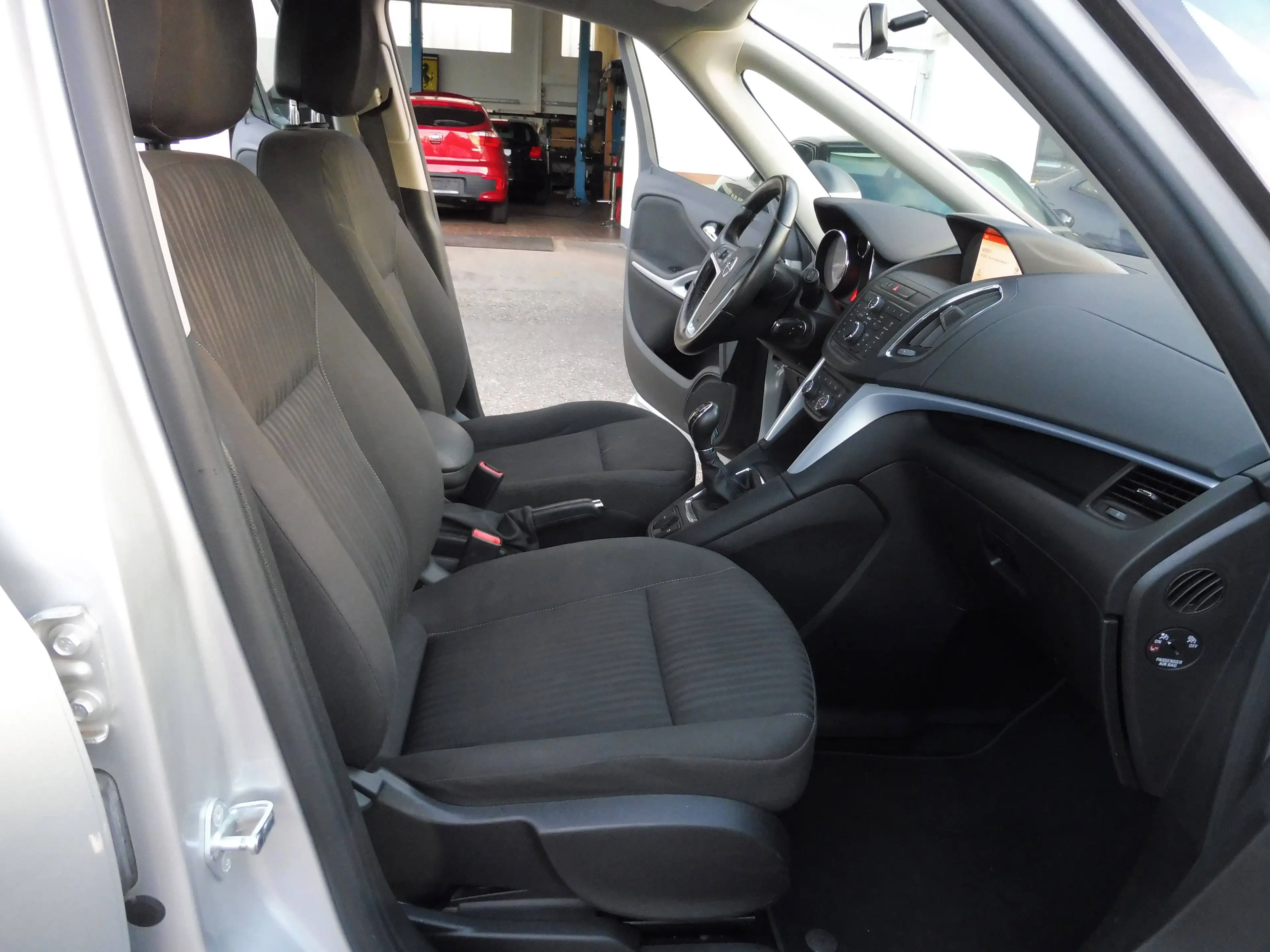 Opel Zafira Tourer Edition / NAVI / PDC / AUS 2. HAND — photo 11
