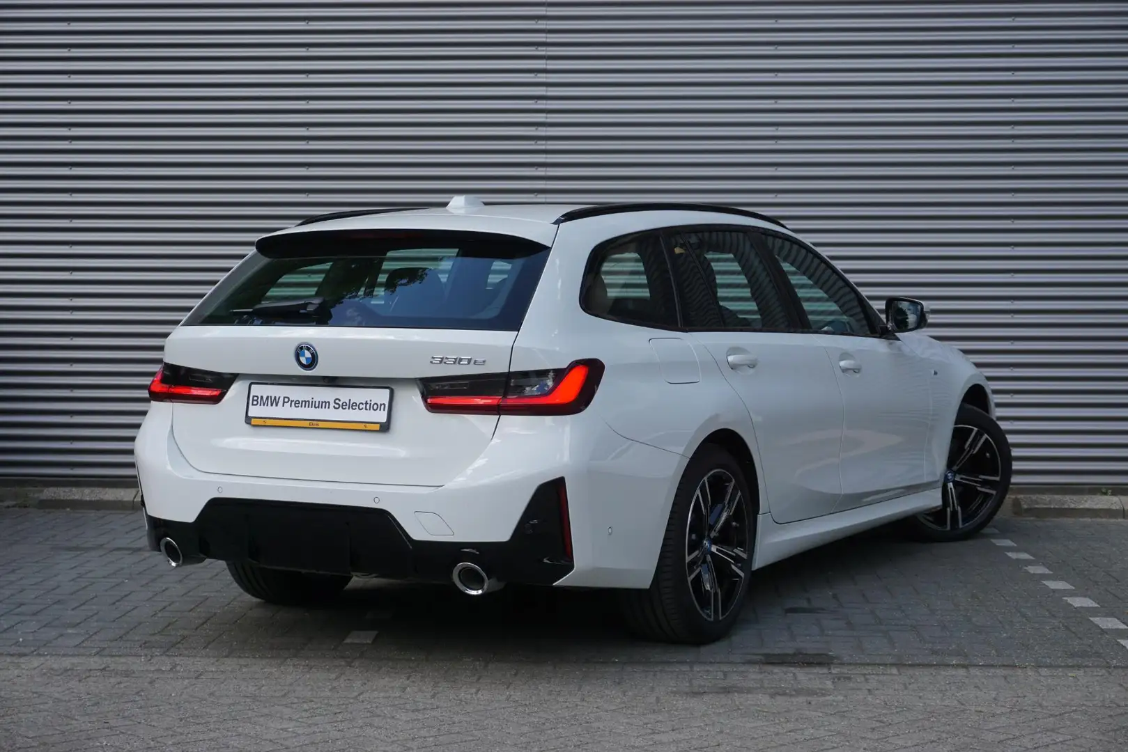 BMW 330 3 Serie Touring 330e | M Sportpakket | Trekhaak |D Wit - 2