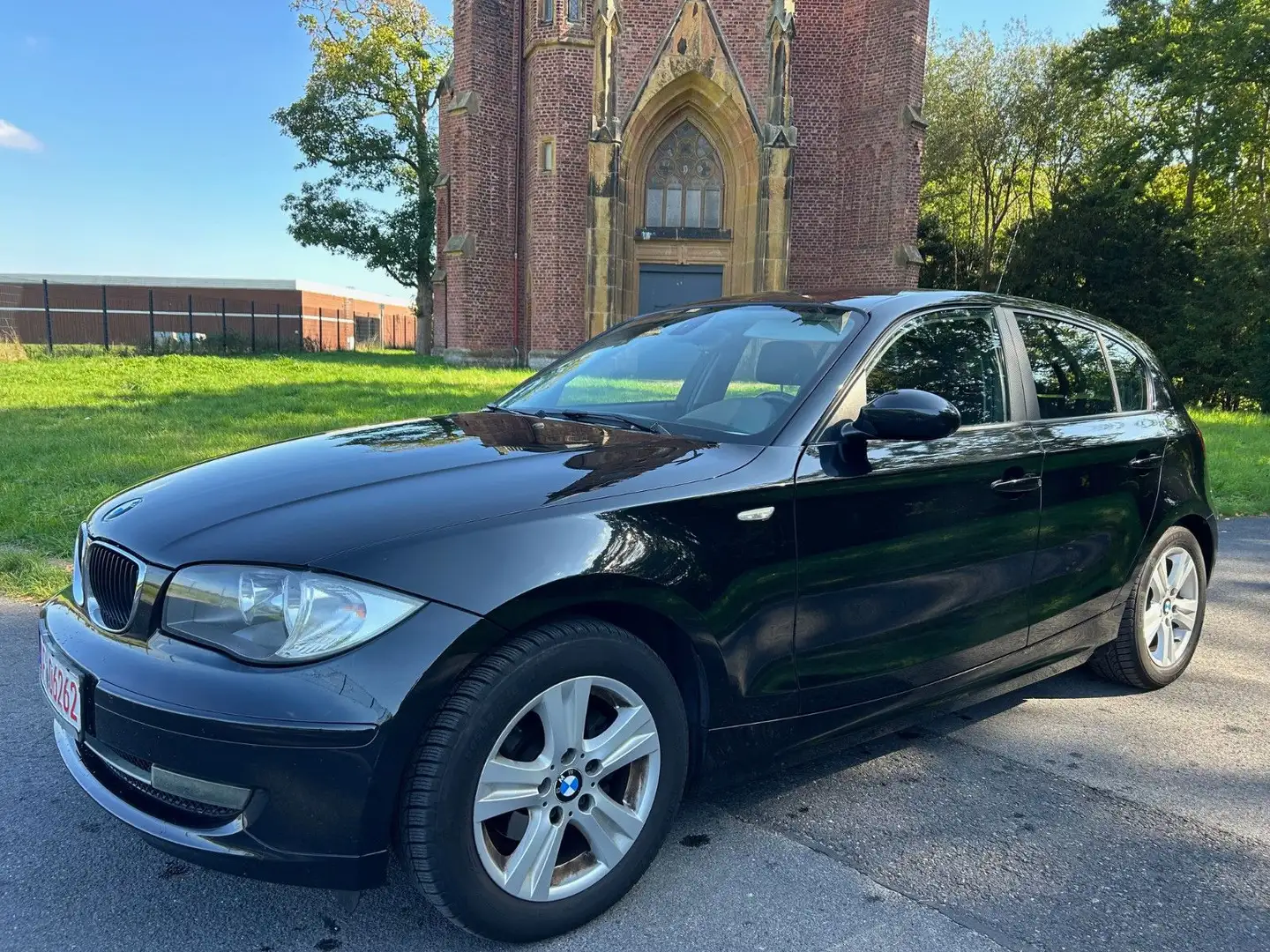 BMW 118 1 Lim. 118i AT Motor 98Tkm Navi Kamera 360 Schwarz - 1