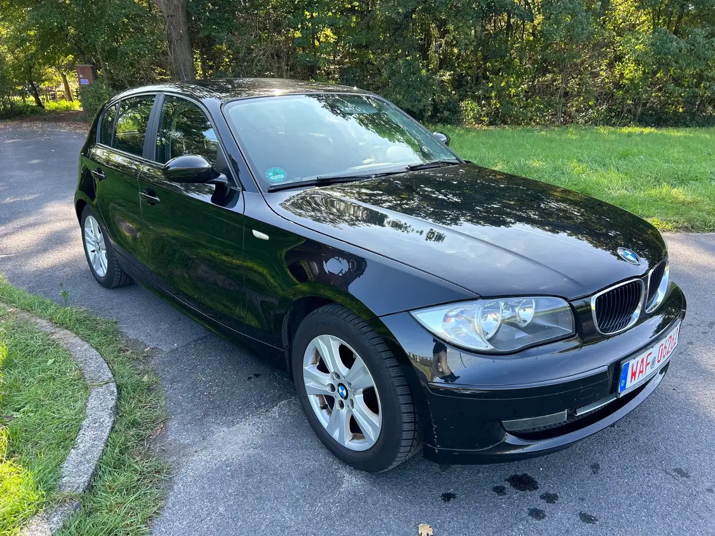 BMW 118 1 Lim. 118i AT Motor 98Tkm Navi Kamera 360 Schwarz - 2