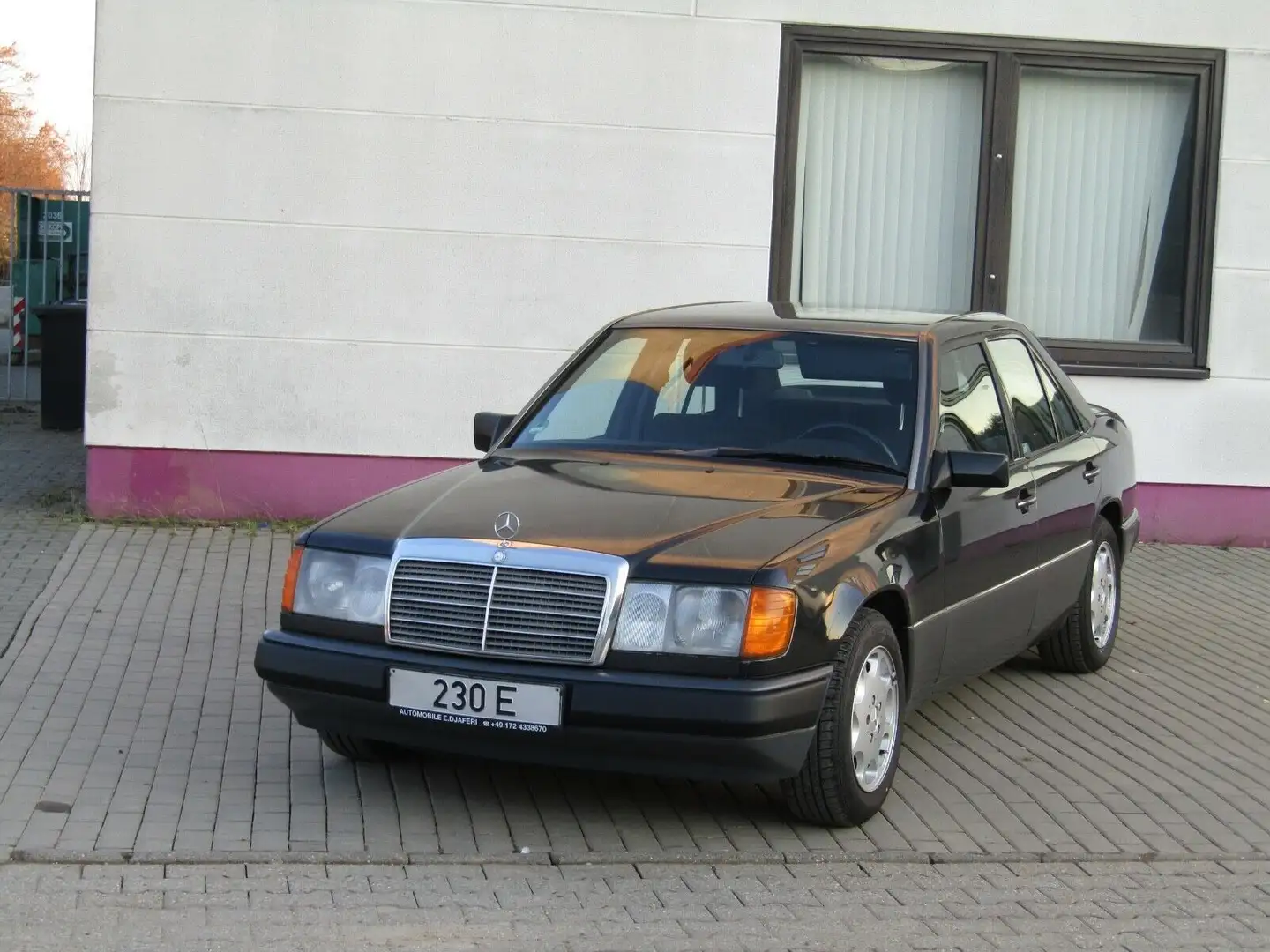 Mercedes-Benz 230 E Siyah - 1