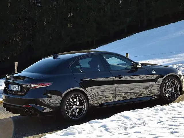 Alfa Romeo Giulia Giulia Quadrifoglio 2,9 Alfa 510 ATX RWD Quadrifoglio Ansicht 4