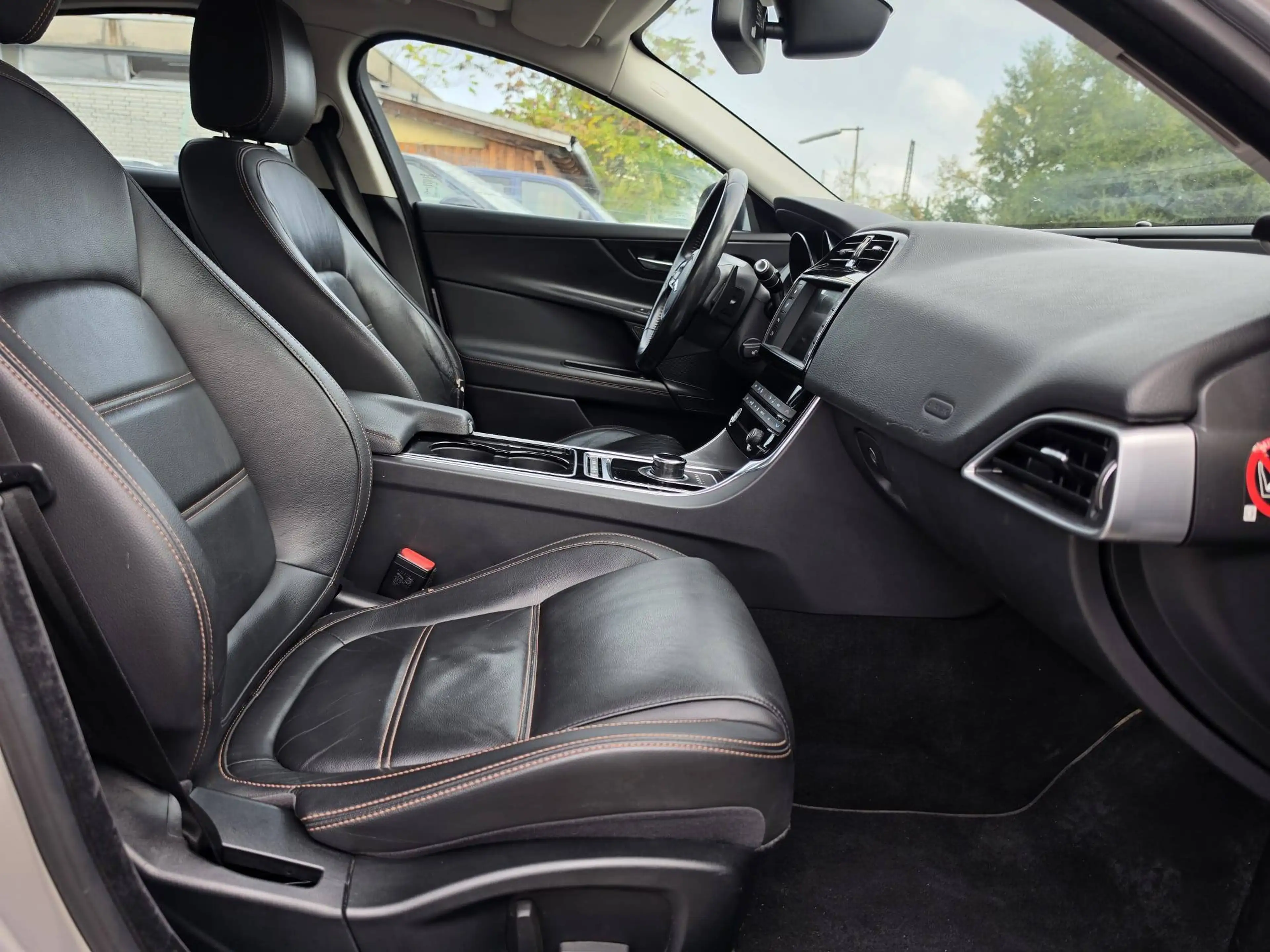 Jaguar XE 20D Prestige AWD Lim. Automatik Leder Kamera — photo 13