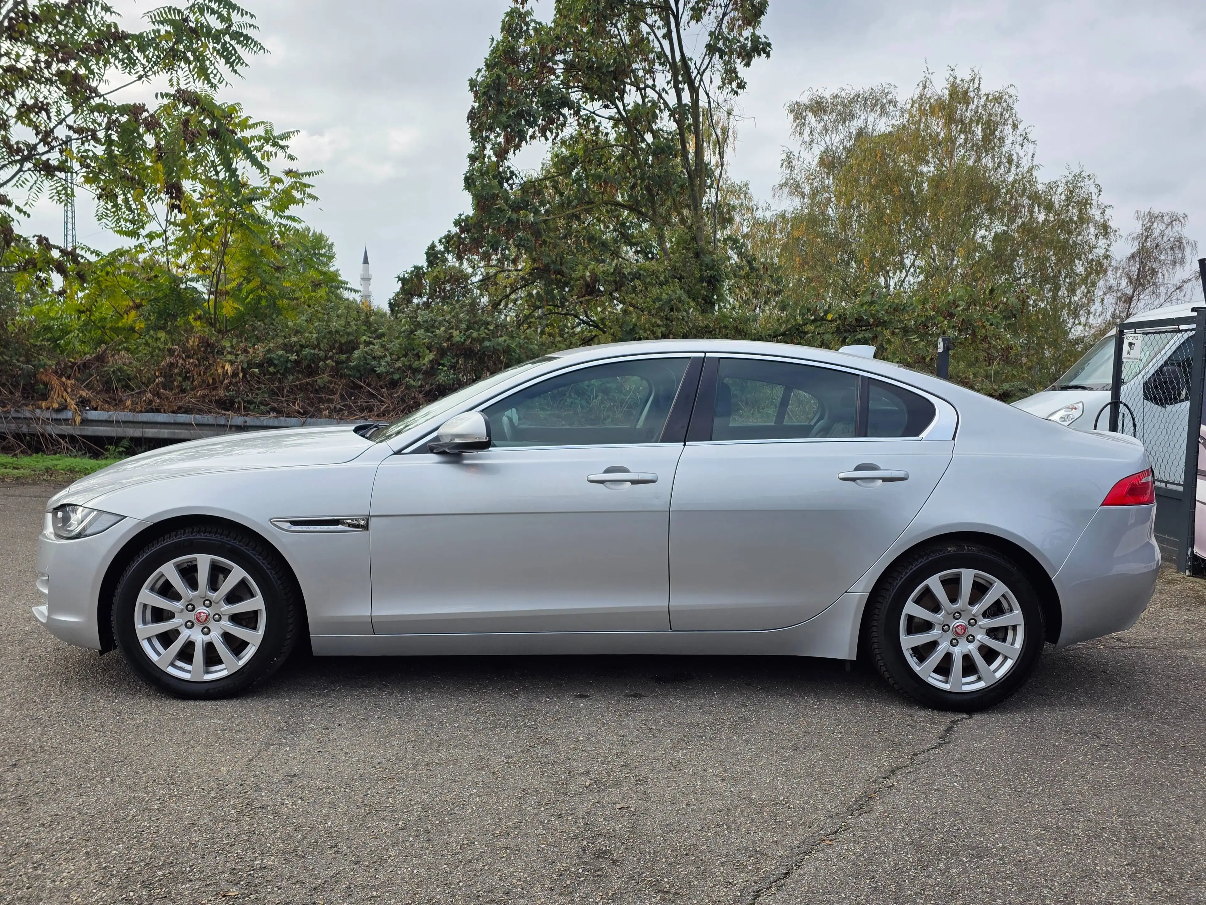 Jaguar XE 20D Prestige AWD Lim. Automatik Leder Kamera — photo 8