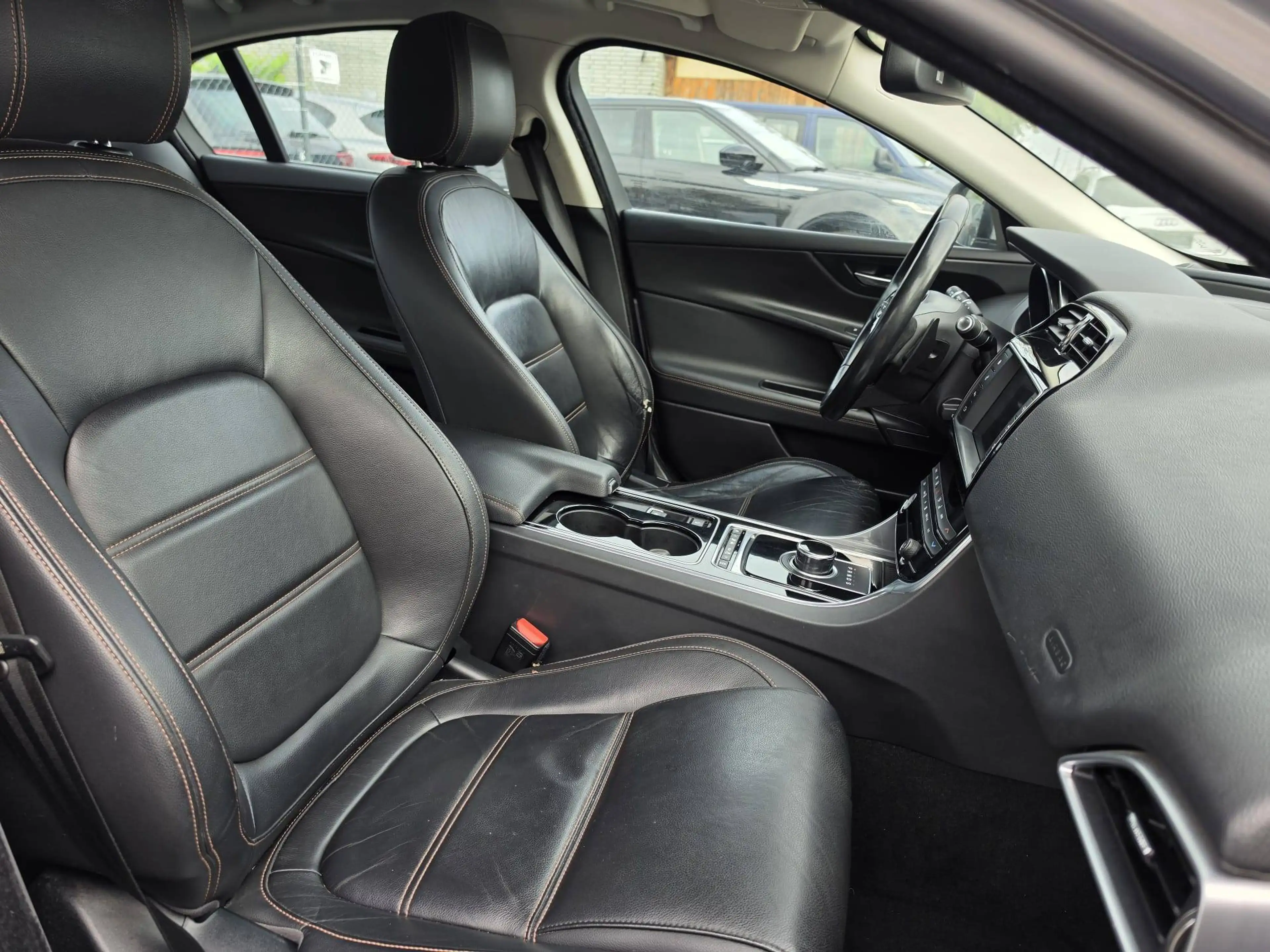 Jaguar XE 20D Prestige AWD Lim. Automatik Leder Kamera — photo 15