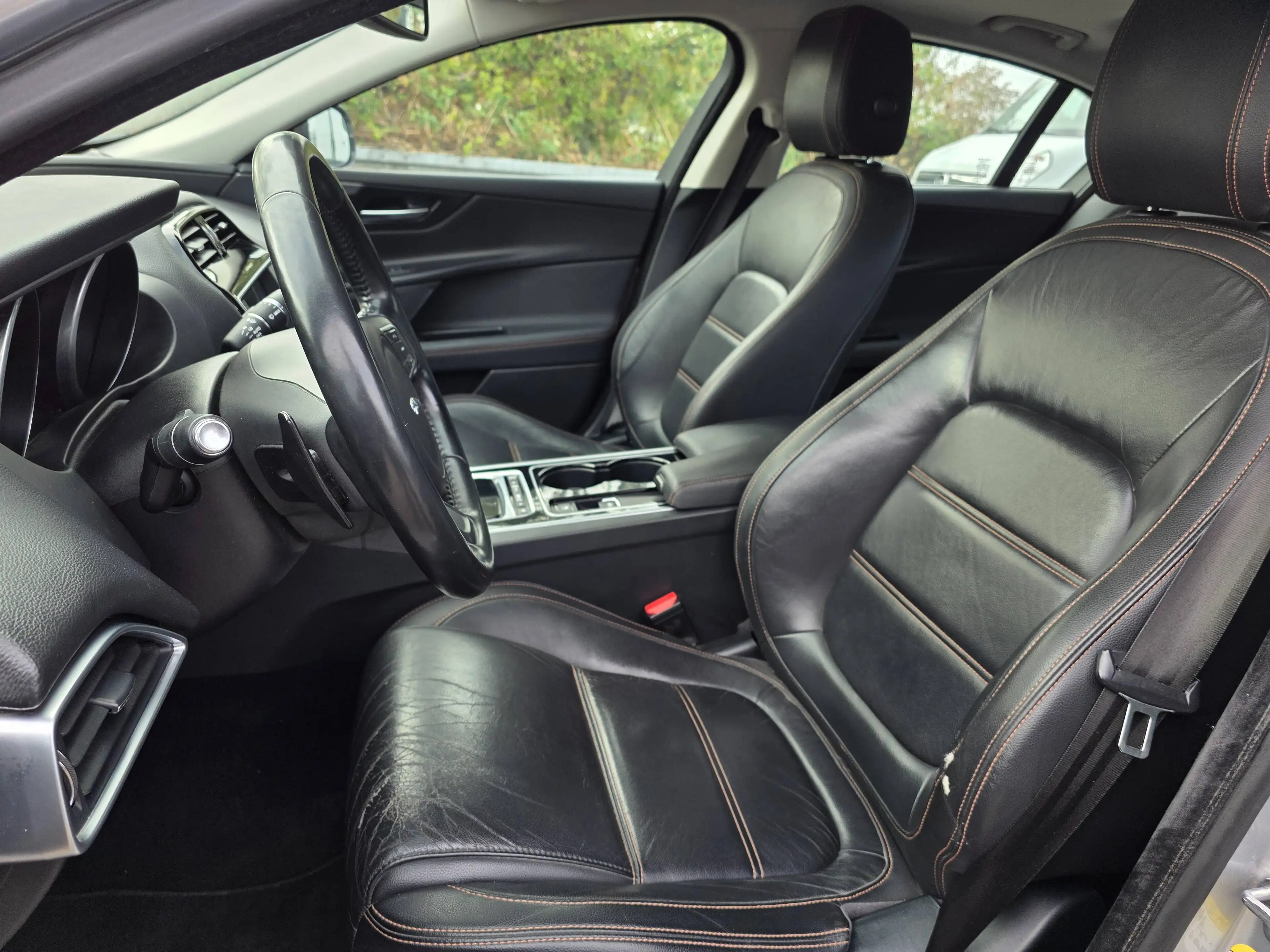 Jaguar XE 20D Prestige AWD Lim. Automatik Leder Kamera — photo 11