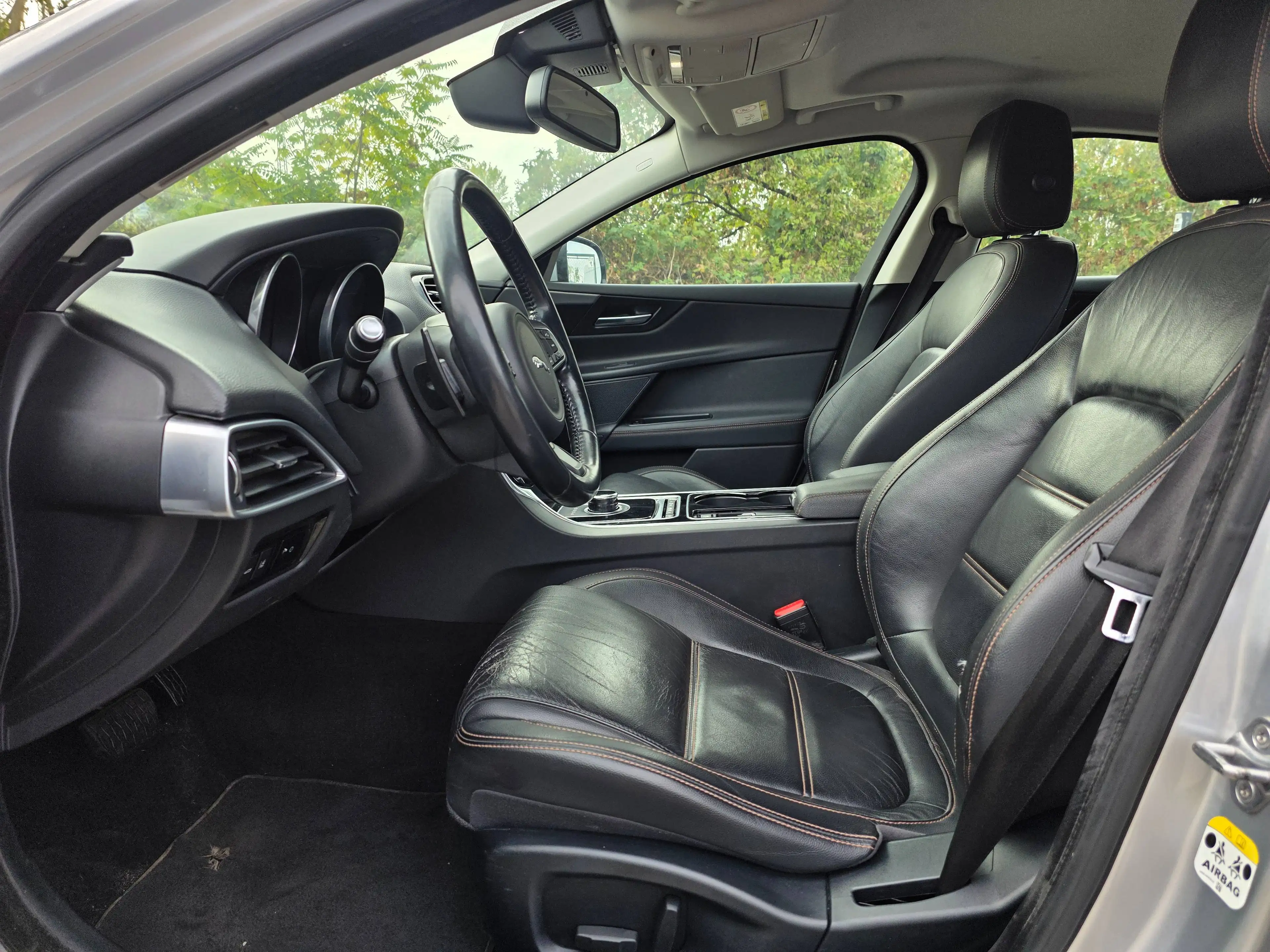Jaguar XE 20D Prestige AWD Lim. Automatik Leder Kamera — photo 9