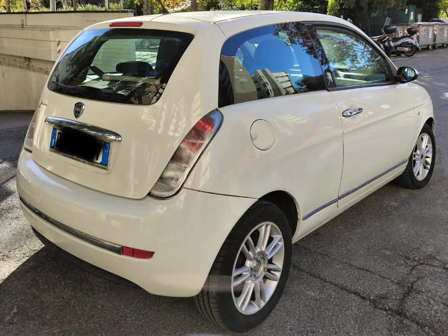Lancia Ypsilon 1.2 Argento Bianco - 2